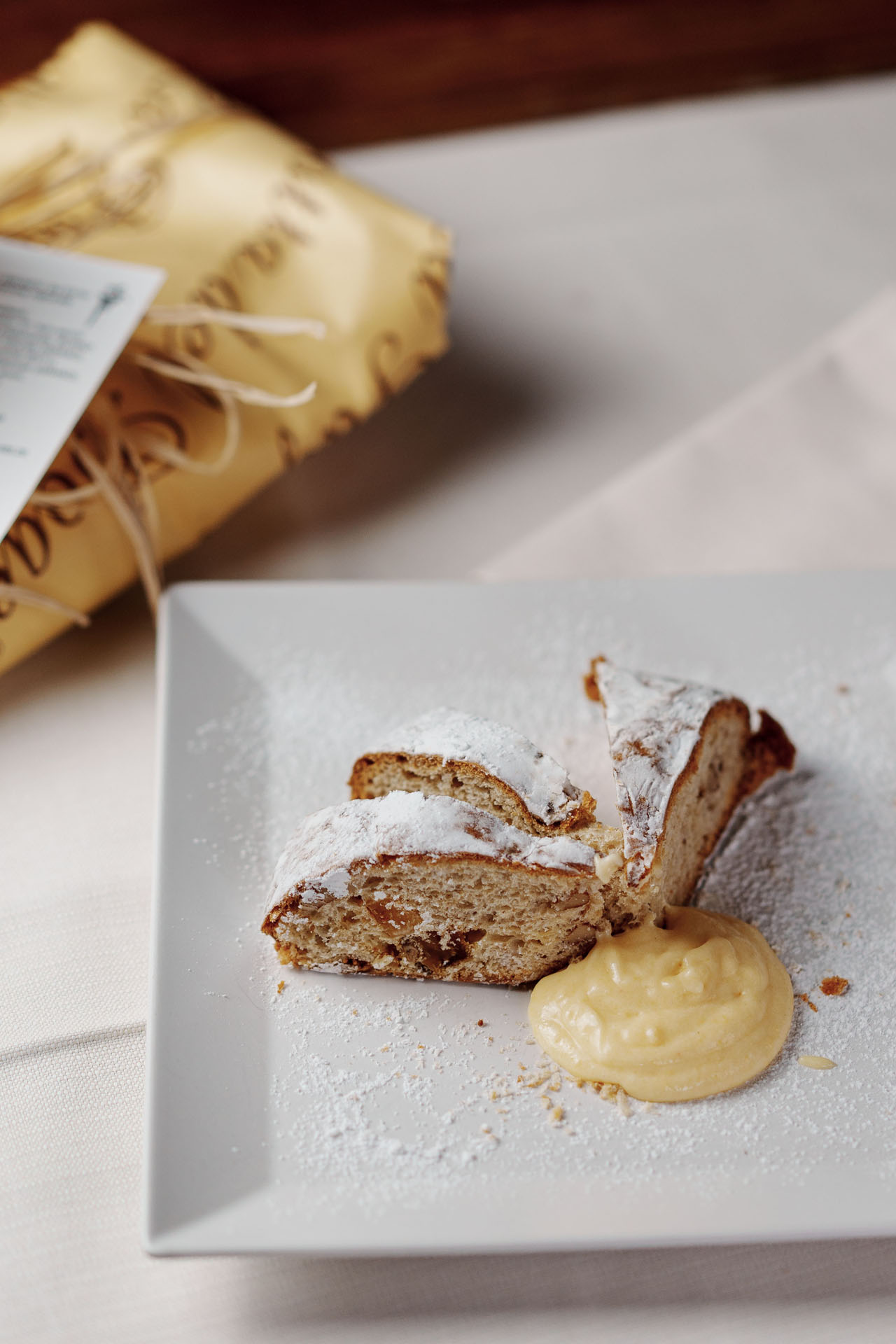 Il Pan del Doge, dolce storico veneziano servito con crema pasticcera.
