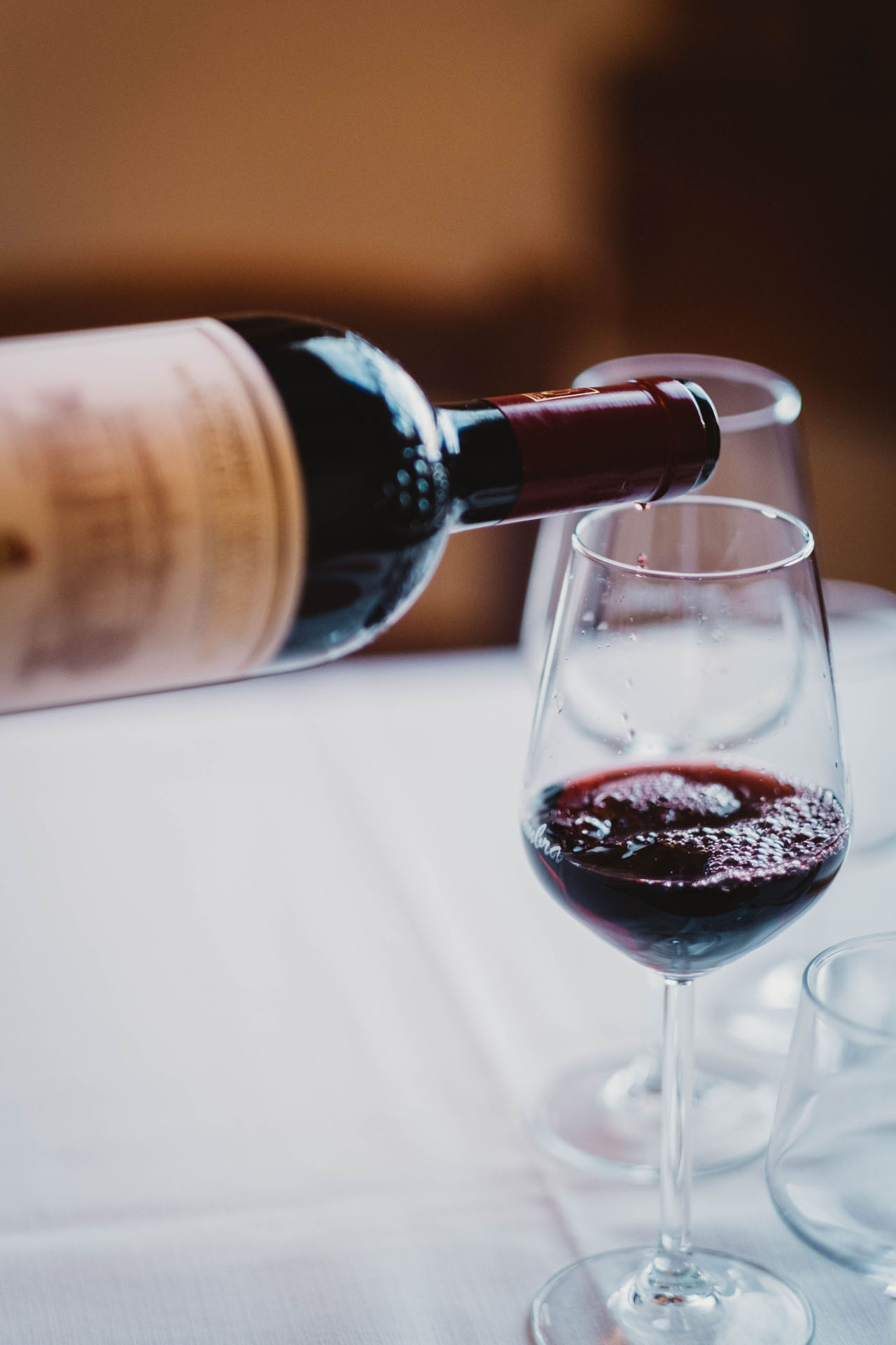 Calice di vino rosso veneto, mentre viene versato.