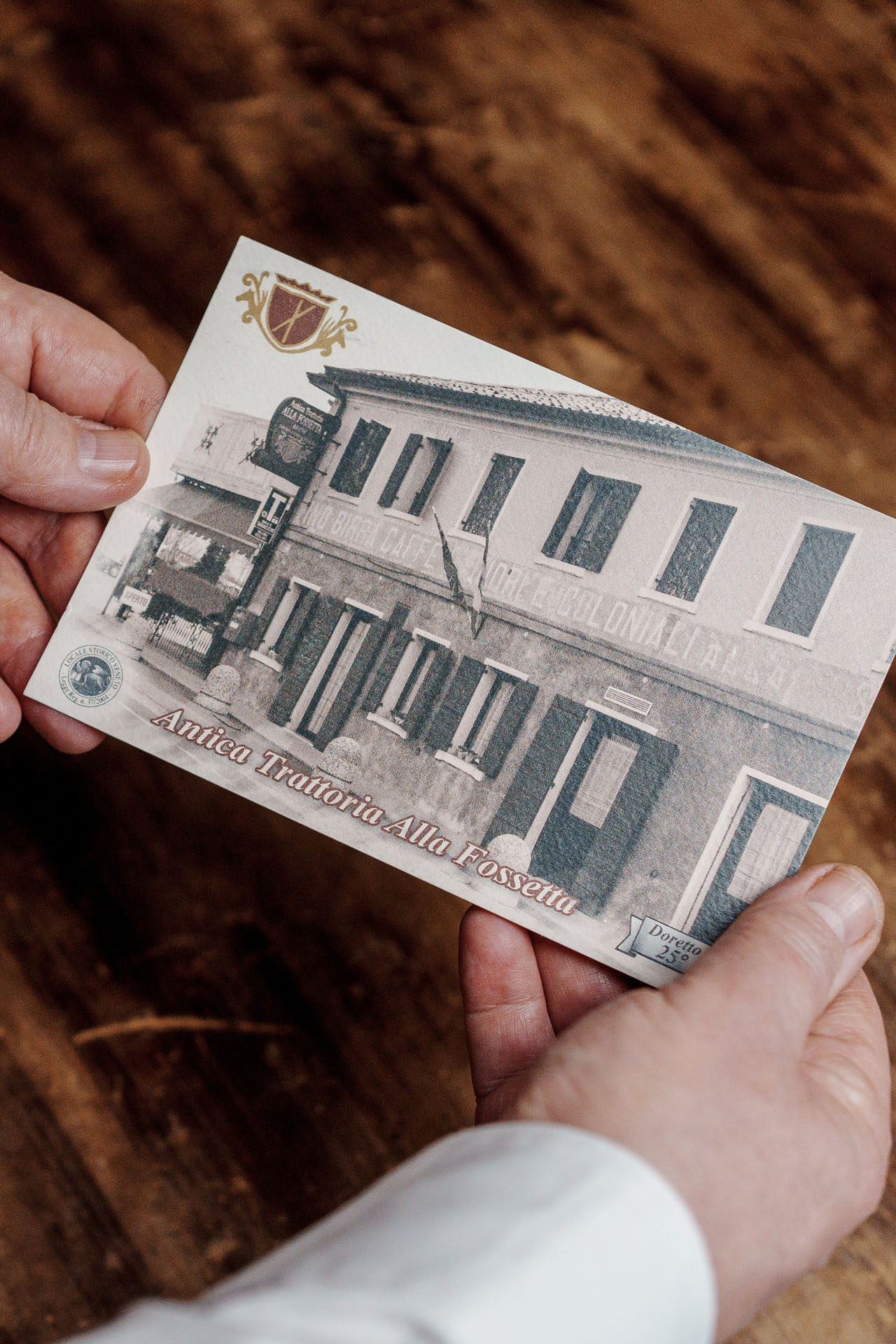 Fotografia che ritrar la trattoria a inizio Novecento.