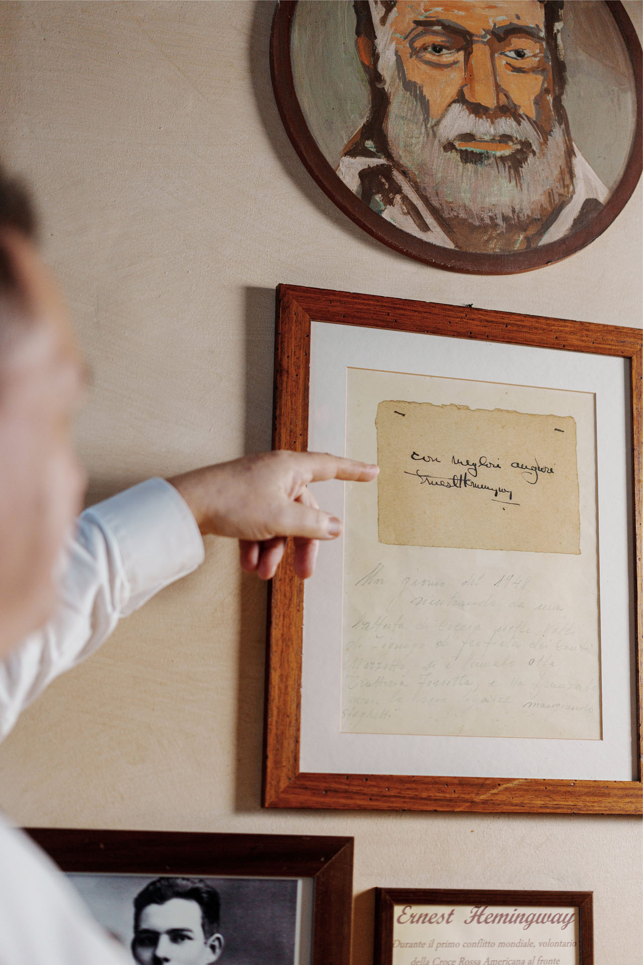Alessandro Doretto indica una dedica di Hemingway, scritta negli anni in cui visse in Veneto.
