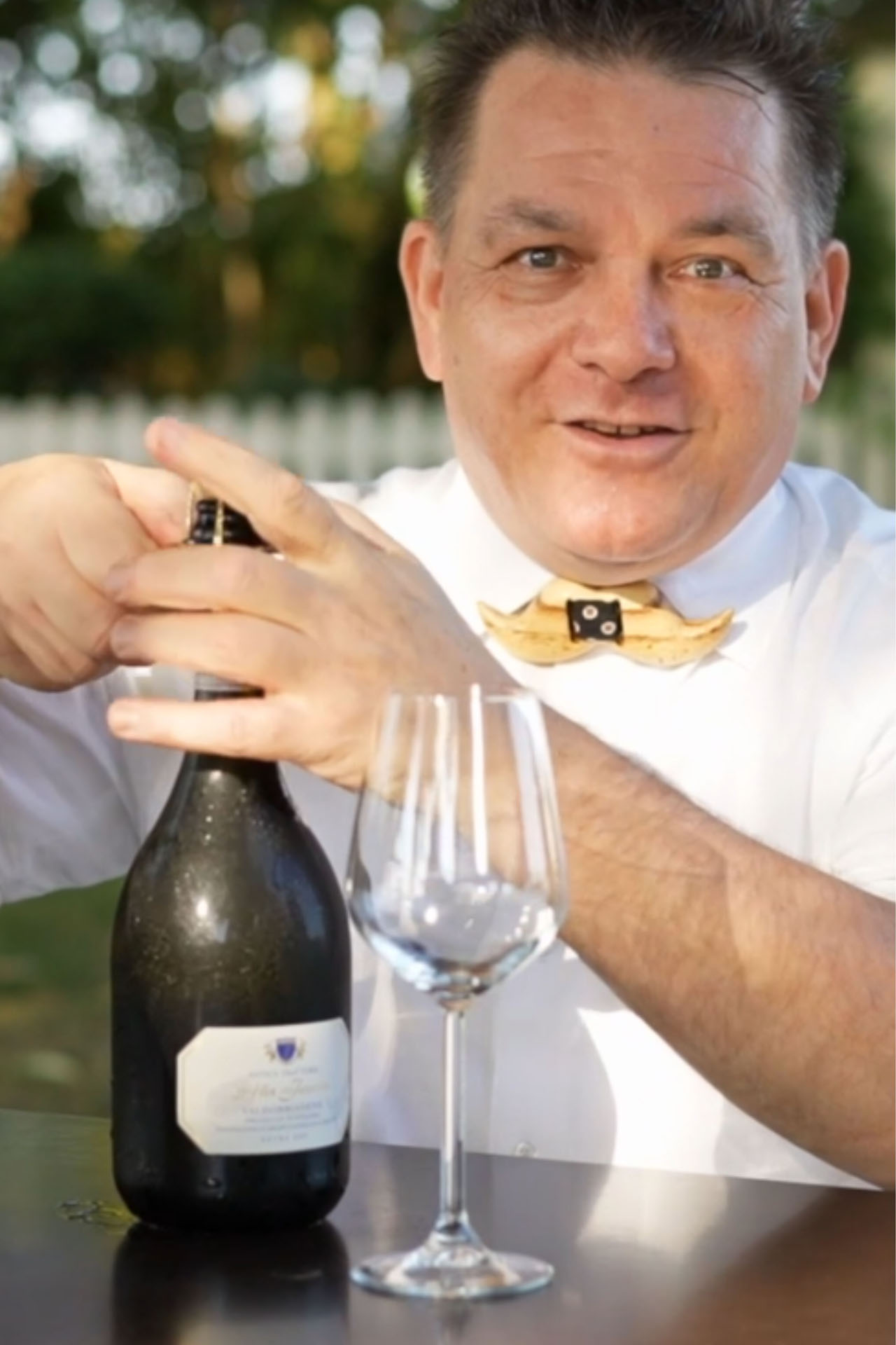 Alessandro Doretto, titolare della trattoria Alla Fossetta insieme al fratello Flavio e alla cognata Mariella, stappa una bottiglia di Prosecco Superiore DOCG di Valdobbiadene come aperitivo.