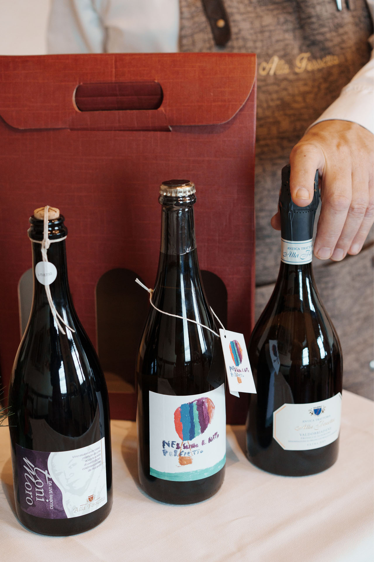 Trittico di vini a marchio Fossetta, mostrati come idea regalo.