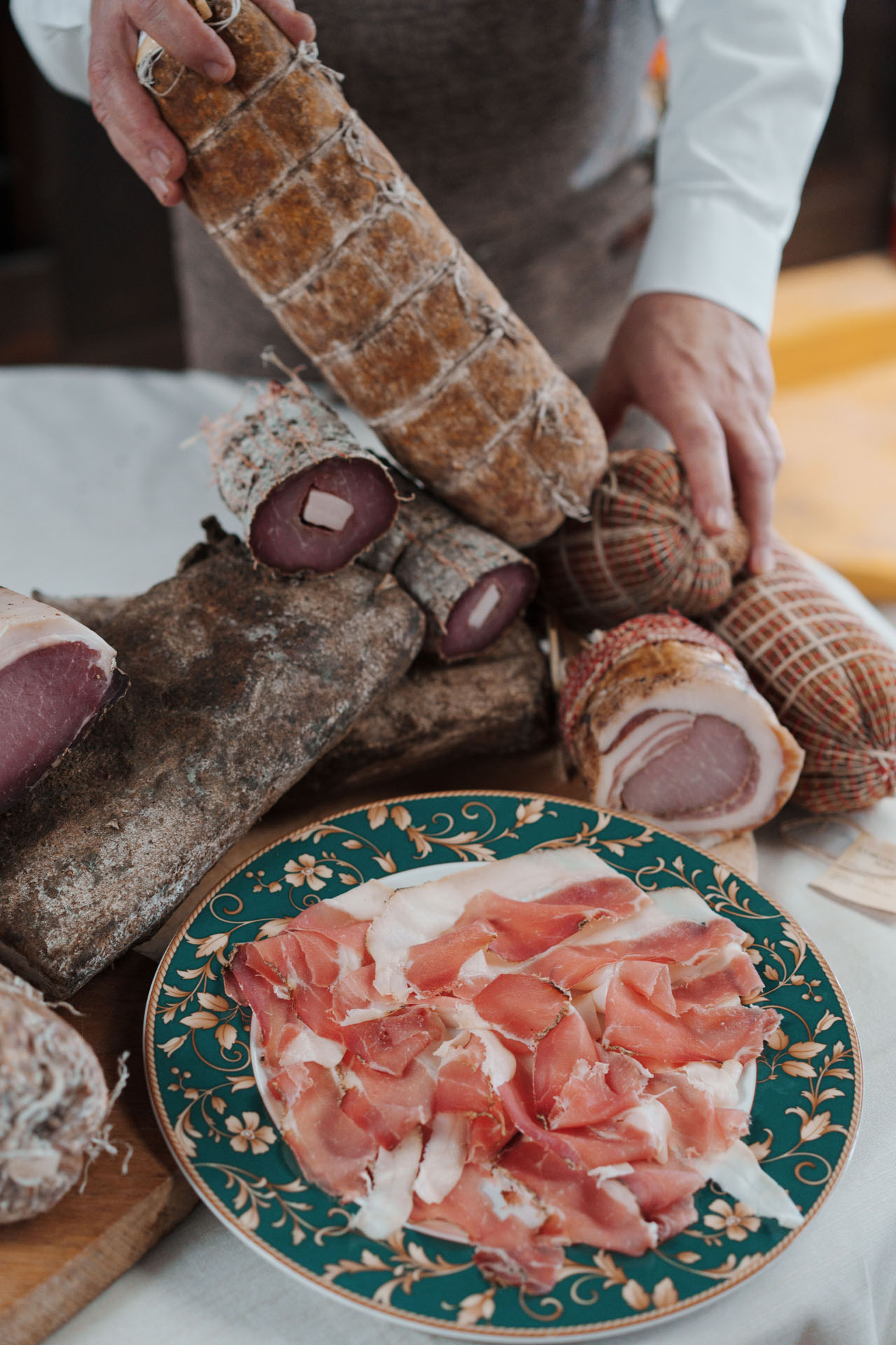 I salumi artigianali della Fossetta, insaccati con carne suina di prima qualità, che stagionano nelle cantine della trattoria.