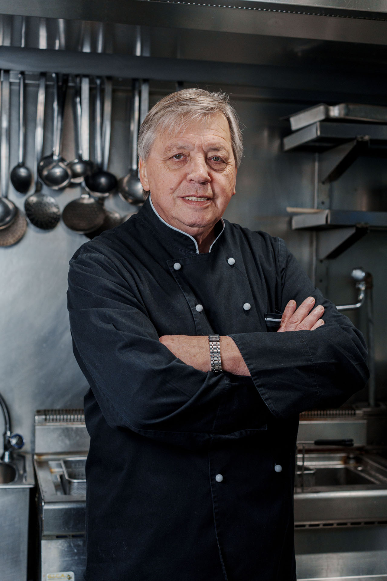 Ritratto di Flavio Doretto, titolare della trattoria Alla Fossetta insieme alla moglie Mariella e al fratello Alessandro. È lui il re della cucina.
