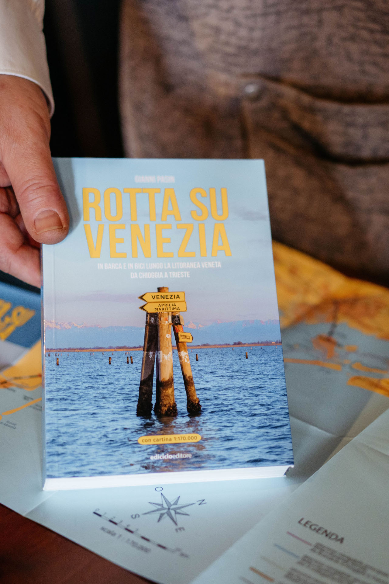 La venezianità è un tratto comune degli eventi organizzati dal Cenacolo delle Bricole, associazione culturale che si riunisce presso la trattoria. Lo possiamo intuire dal libro mostrato, protagonista di un evento.
