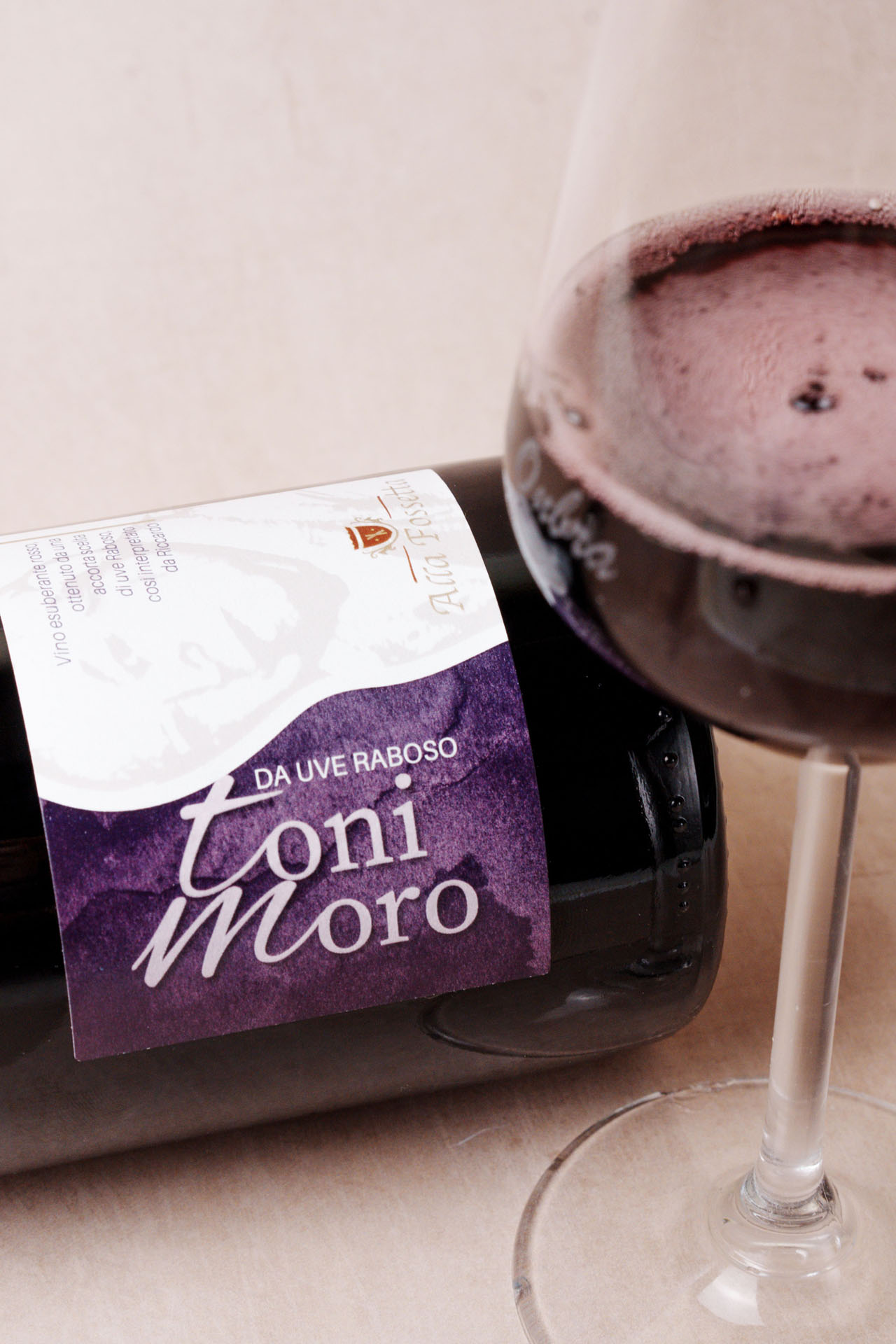Calice di Toni Moro, il vino con cui Alla Fossetta diamo il benvenuto ai nostri ospiti.