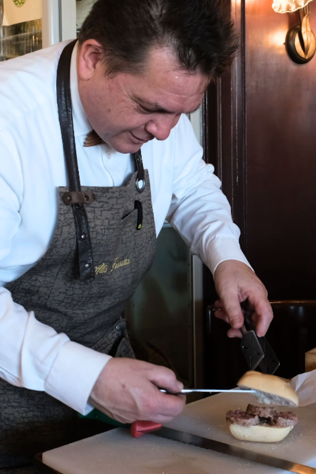 Alessandro Doretto mentre prepara un panino imbottito di musetto veneto.