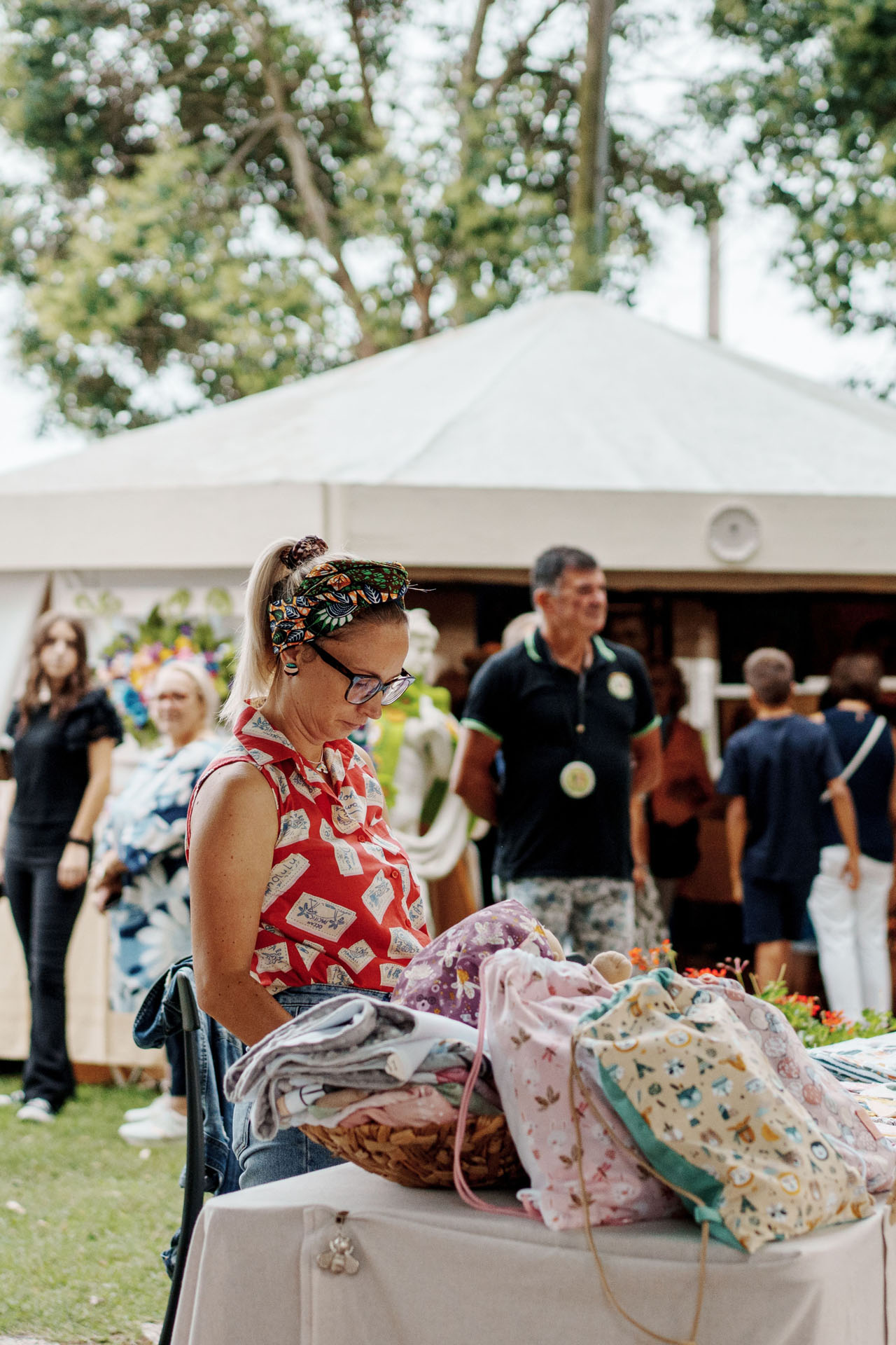 Un’artigiana tessile espone i suoi lavori in occasione della “Domenica degli artisti”, evento dedicato all’hobbistica che si tiene ogni prima domenica di settembre Alla Fossetta.