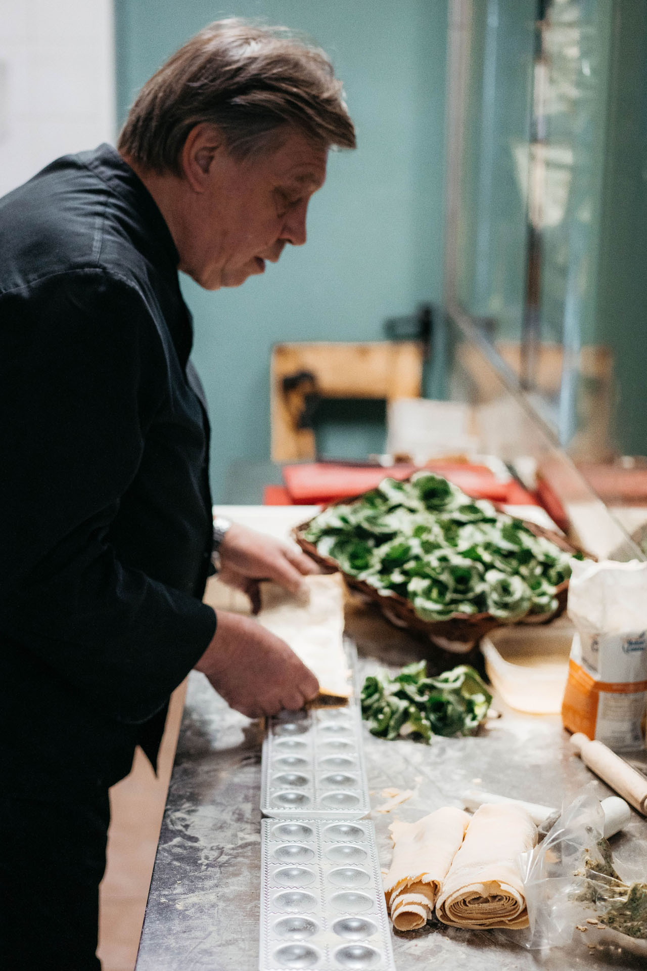 Flavio Doretto cucina una ricetta a base di radicchio Verdon di Roncade, celebrato tutte le primavere con un menù dedicato.