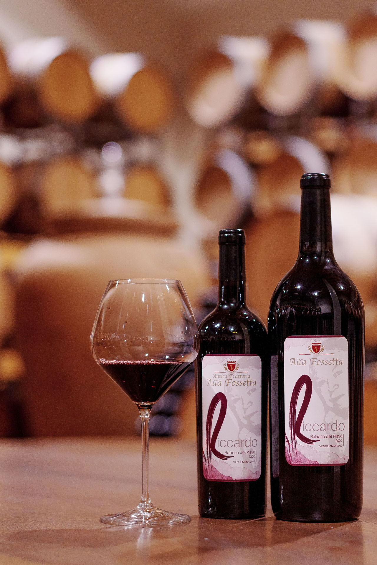 Raboso Piave DOC a marchio Fossetta nella cantina di produzione De Stefani.