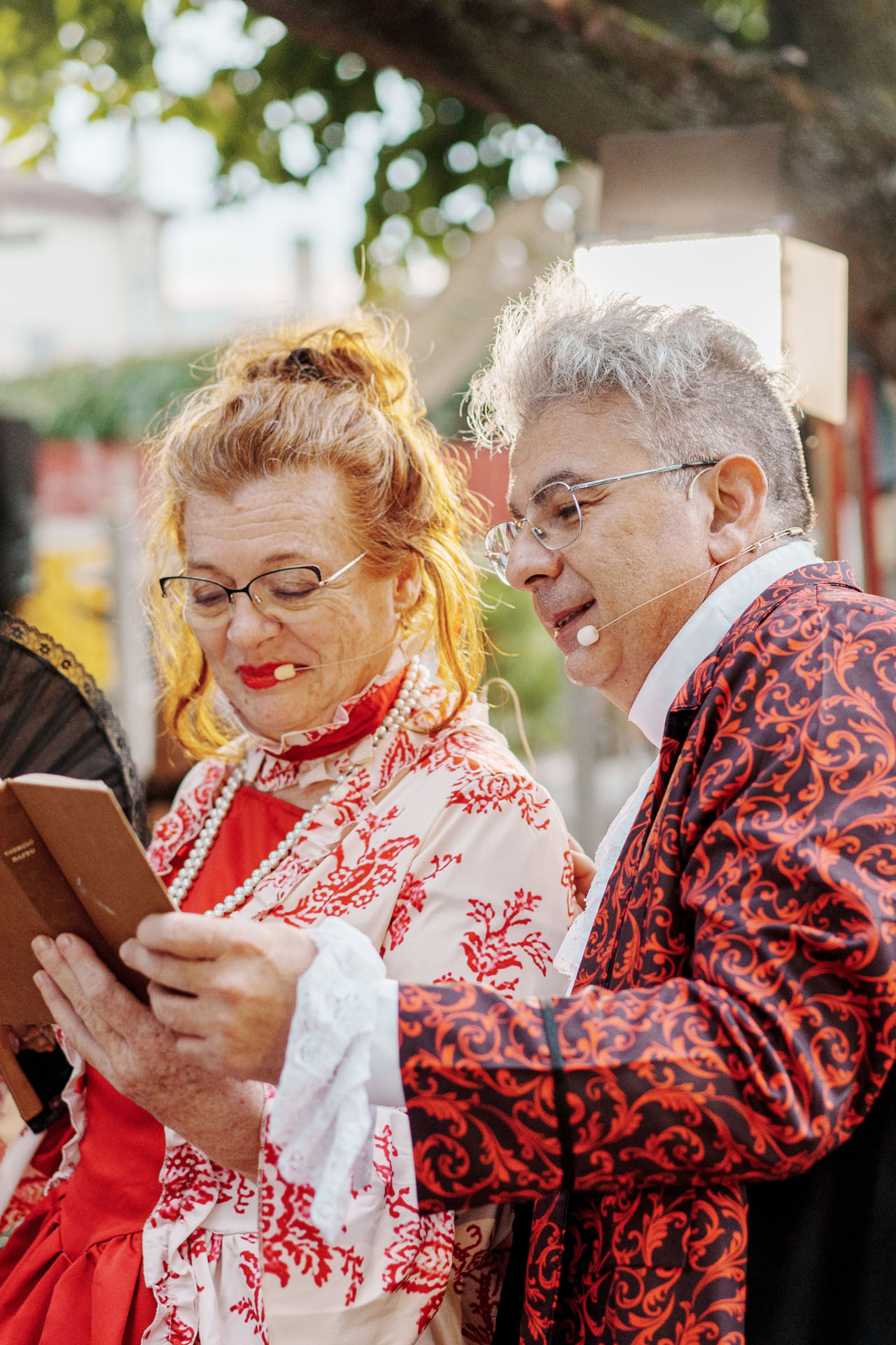 Momento di intrattenimento con lettura di poesie veneziane in costume, in occasione di uno degli eventi Alla Fossetta.