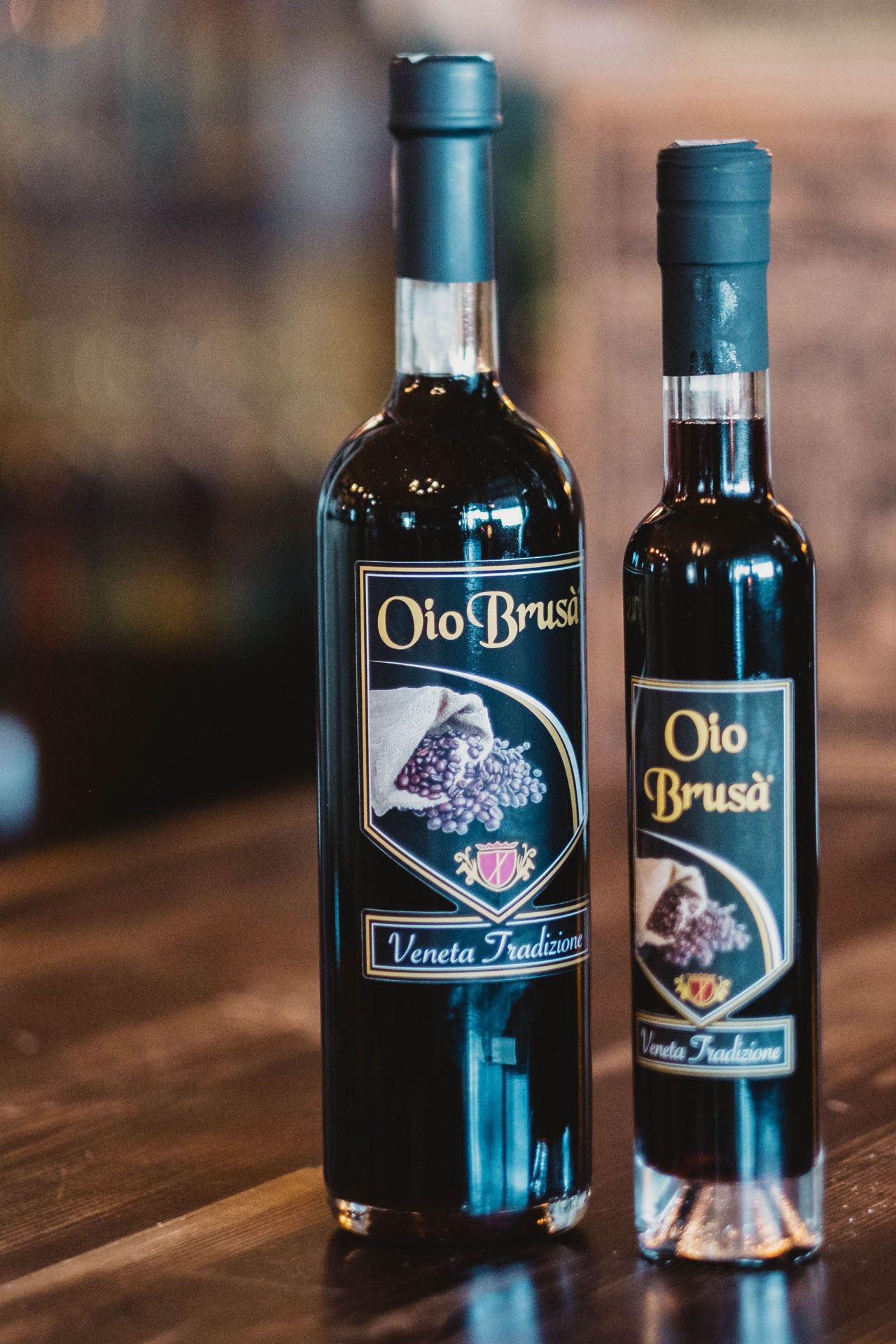 Bottiglie di “Oio Brusà”, liquore al caffè con cui si narra che Bepi Finotto fece fortuna in America.