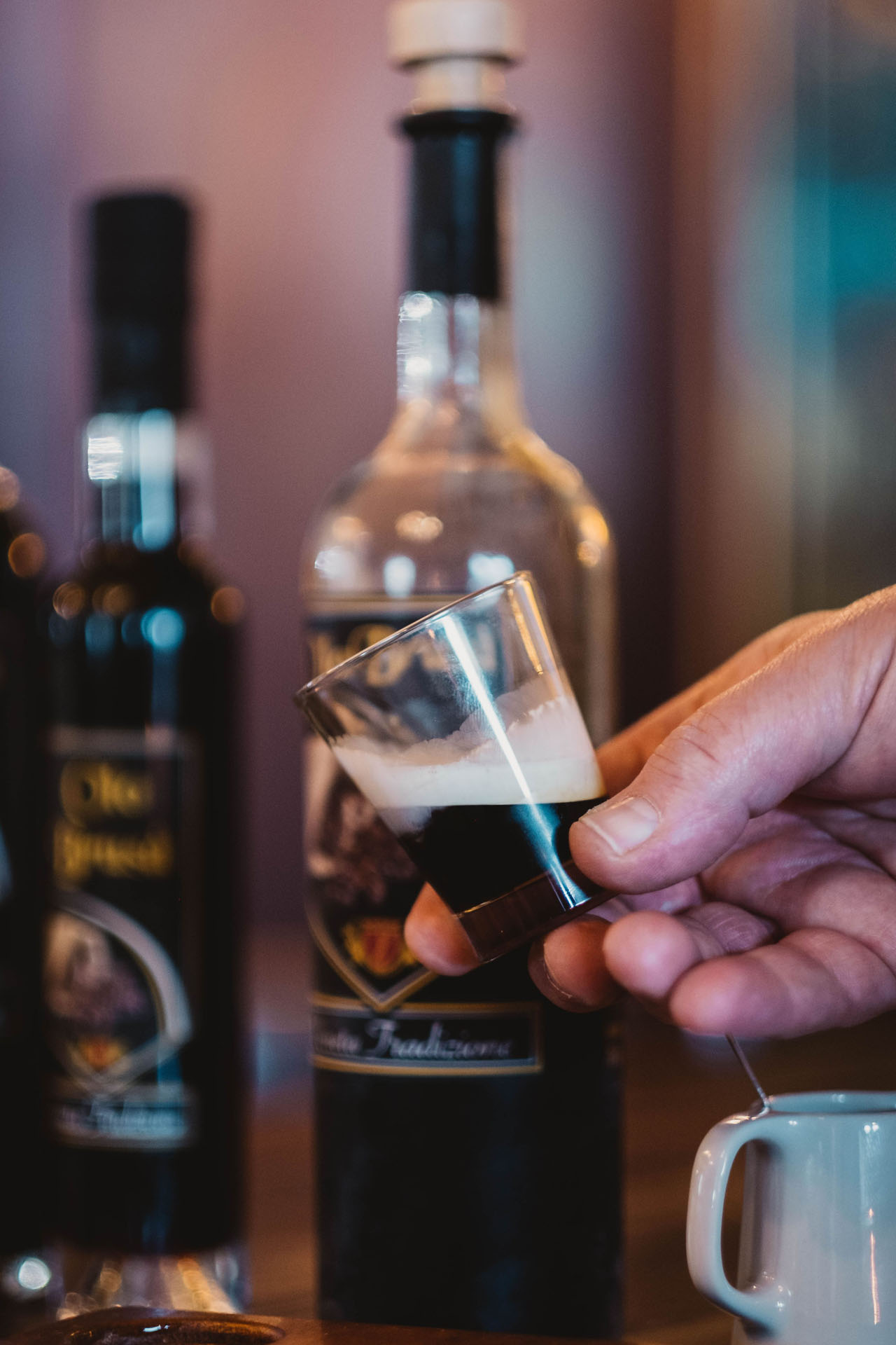 Bicchierino di “Oio Brusà”, liquore al caffè denso.