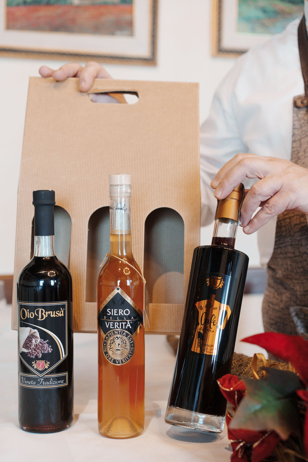Alessandro Doretto mostra un trittico di liquori dalla ricetta antica da regalare.