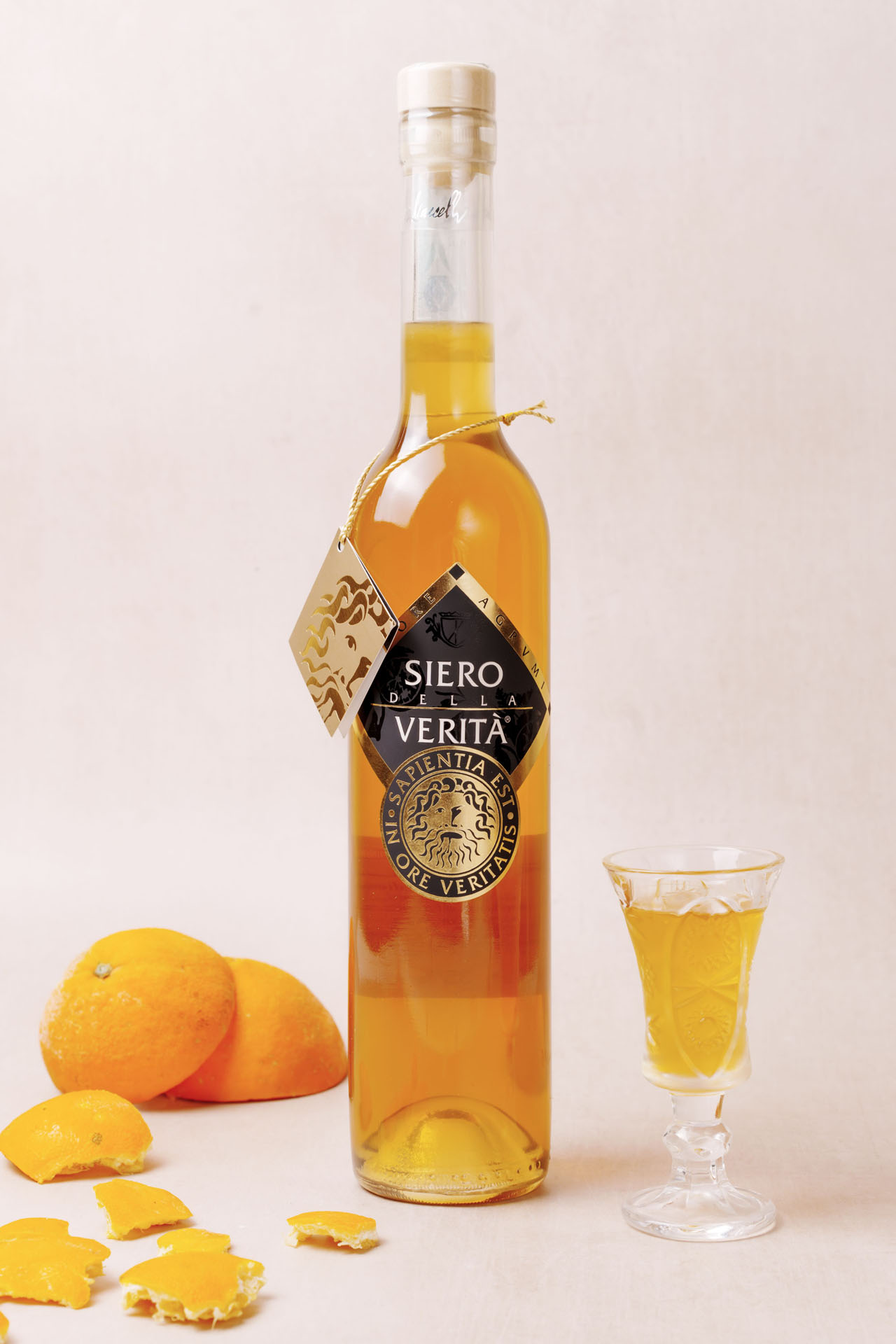 Liquore agli agrumi dalla ricetta antica, disponibile presso il casoin della Fossetta.