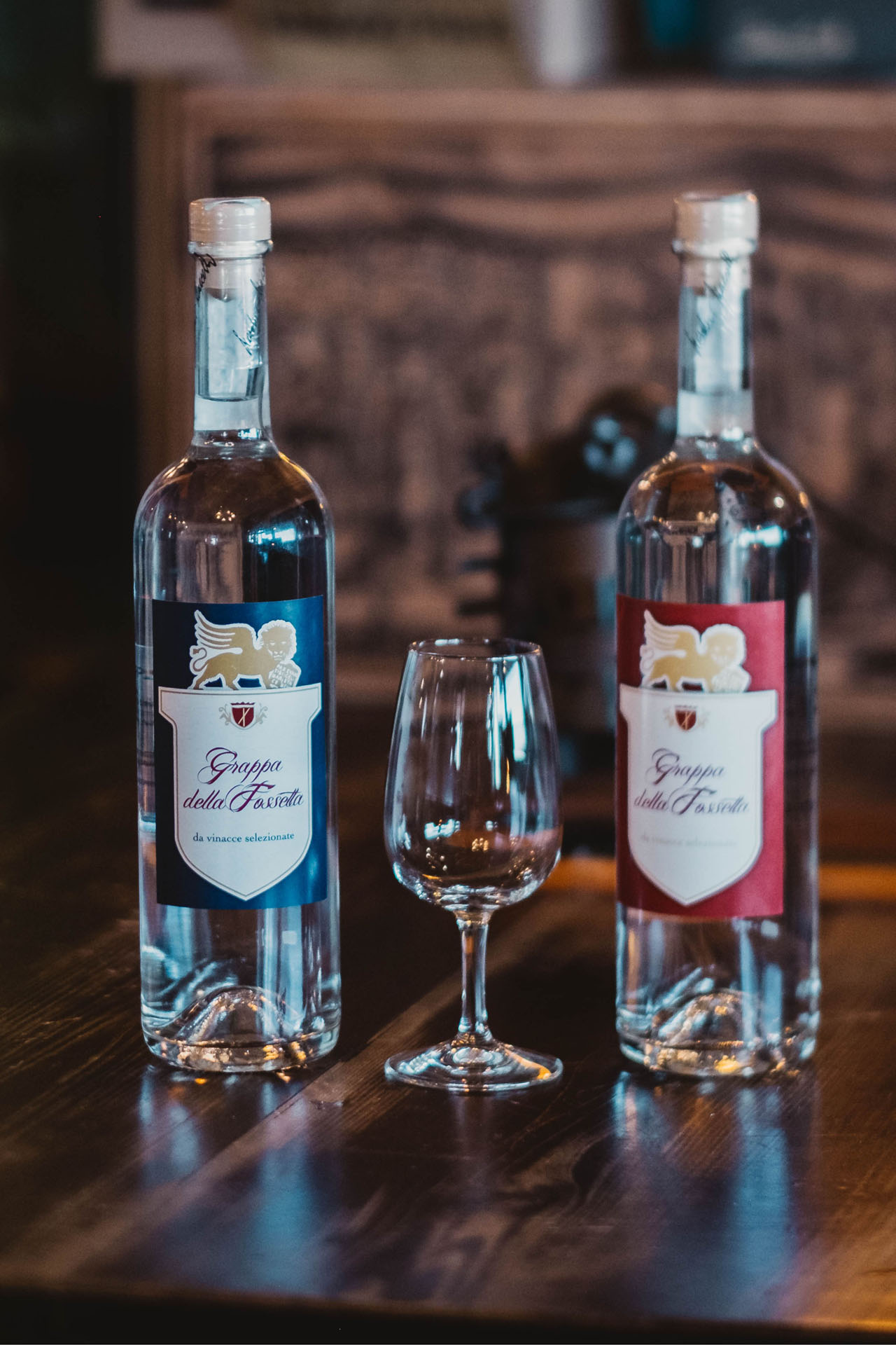 Grappa a marchio Fossetta, da vinacce selezionate.