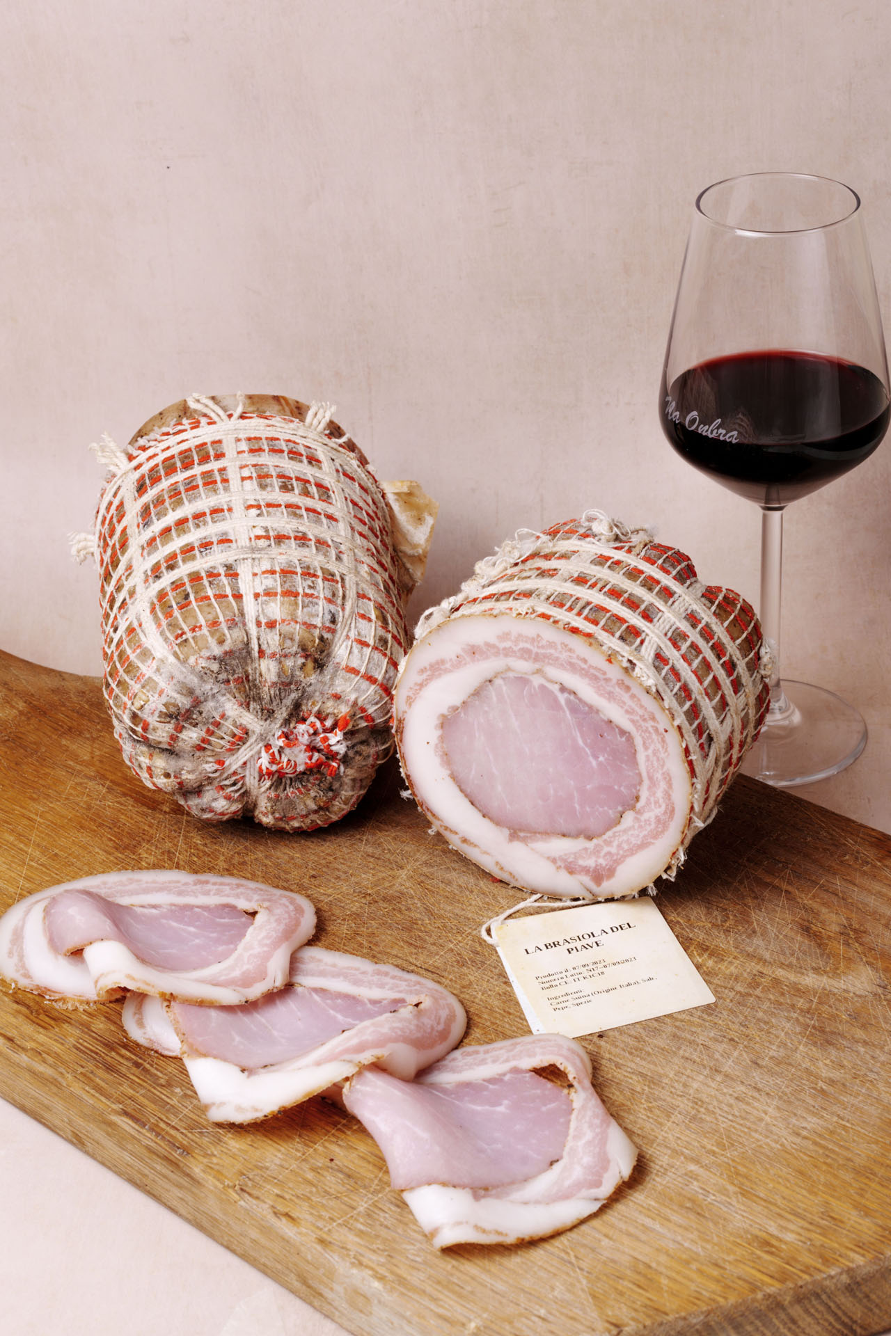 Lonza insaccata avvolta nella pancetta, salume artigianale a marchio Fossetta.